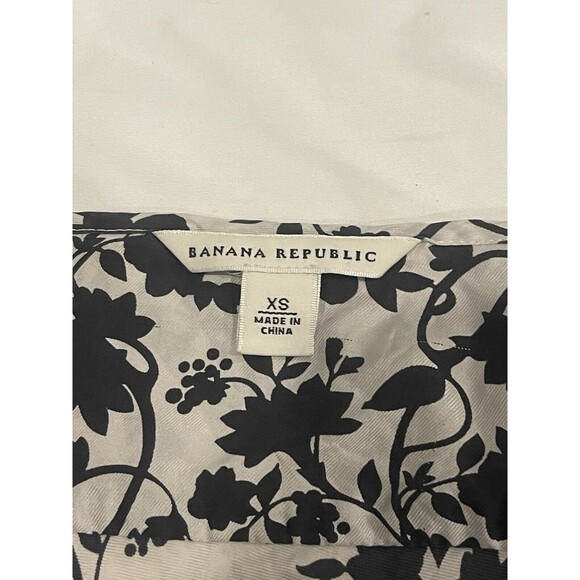 Banana Republic Blouse Top Black White Floral Print Silk V-Neck Size XS - Picture 6 of 7